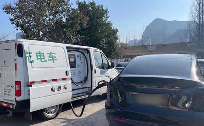 若羌汽车搭电